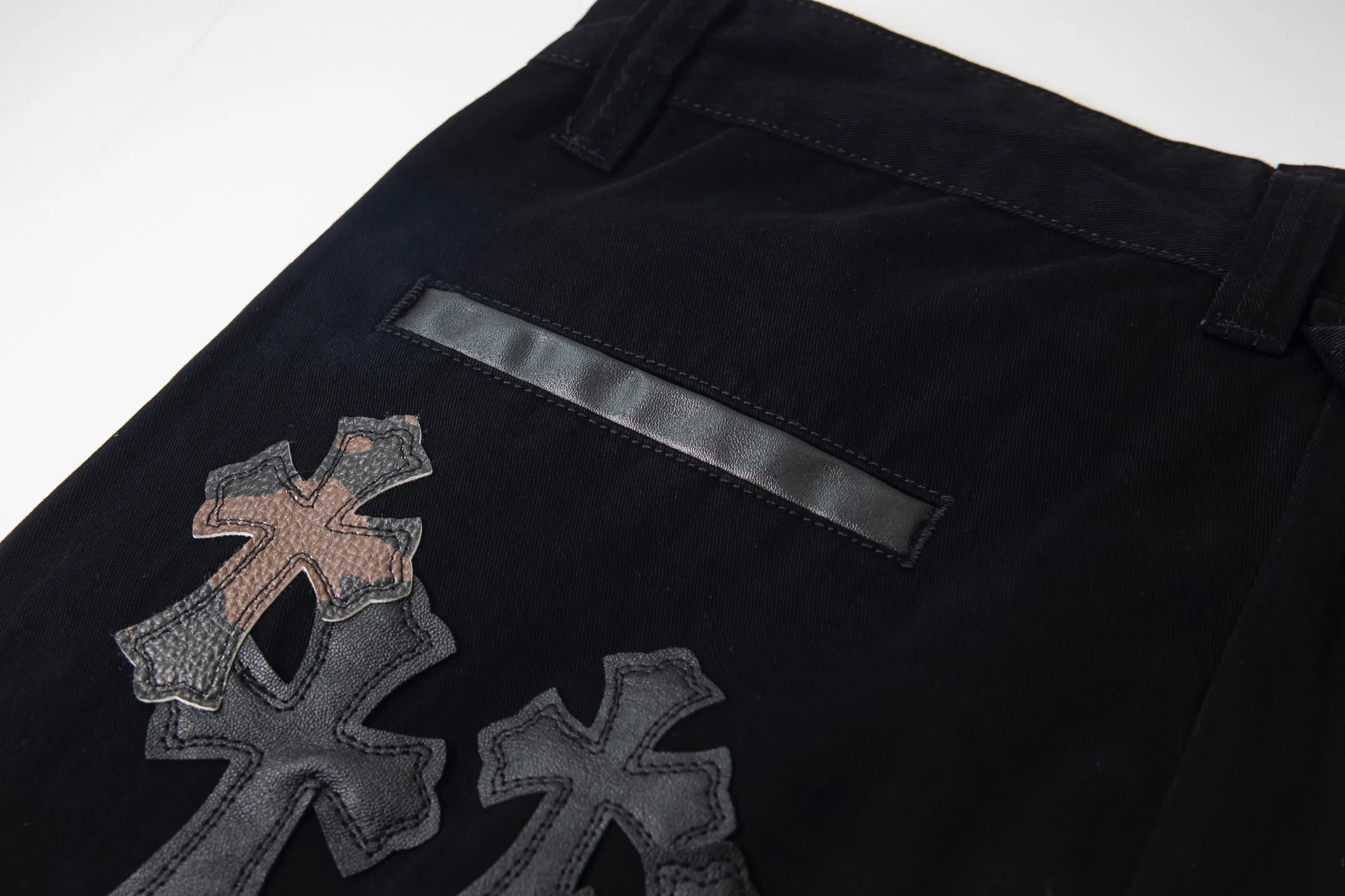 P260 Chrome Hearts丨Chrome Hearts Black and Brown Camouflage Cross Patched Leather Jeans - Full of exploring the ultimate in fashion, Chrome Hearts' new Chrome Hearts pants cleverly integrate camouflage crosses, camouflage crosses and other elements to break traditional boundaries. Mattyboy's clever fusion of overalls and khaki jeans, the same style, brings endless matching inspiration to fashionistas! Whether it is daily wear or a trendy try, these pants can bring you an excellent fashion experience. Style number: 1753# Color: casual black Size: 28 30 32 34